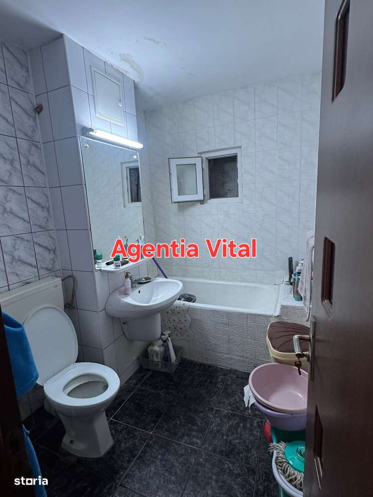 Apartament Sarari ,decomandat, p/4 cu balcon - Imagine principală: 4/9