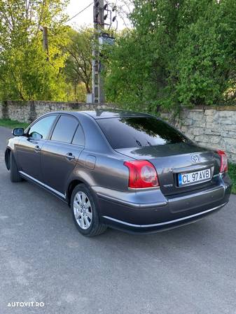 Toyota Avensis 1.8 Sedan Terra - 4