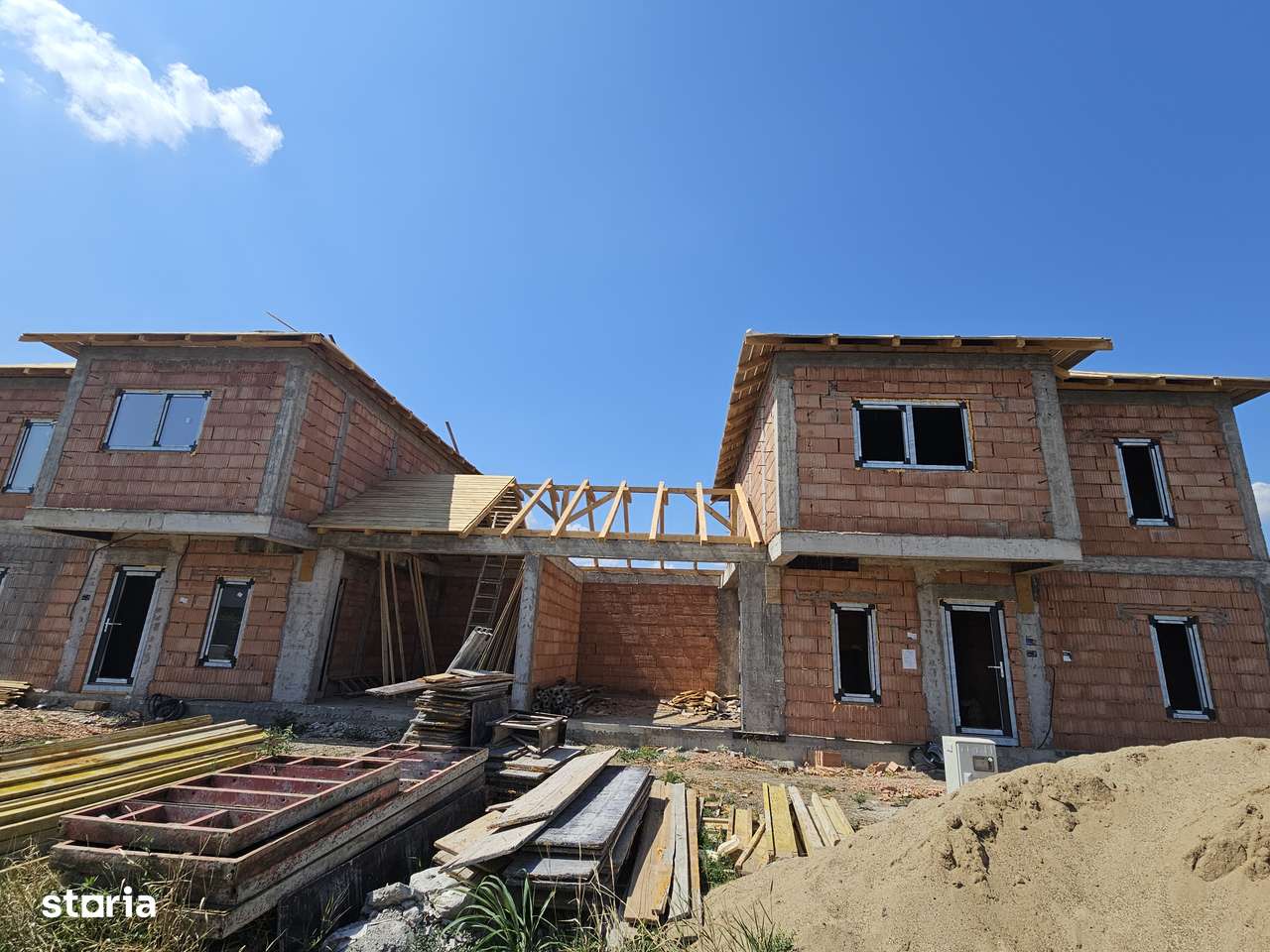 Duplex despartit prin garaj P+E  si la dor 100 ml de drumul principal-1