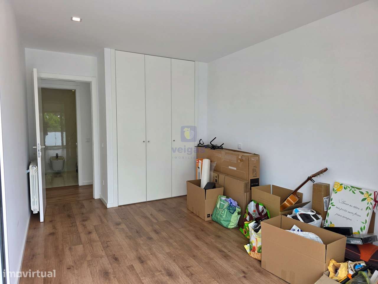 Apartamento semi-novo, T2, 2 WC, box p/ 2 carros e arrumos, em Leiria-24