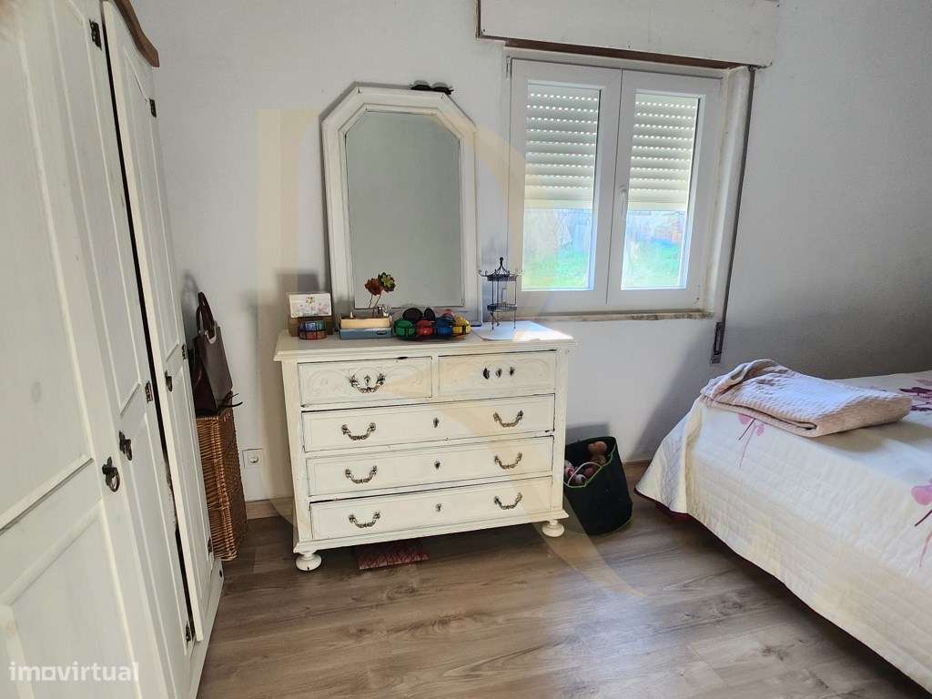 Moradia T3 transformada em T2 com Garagem, inserida num terreno de ...-16