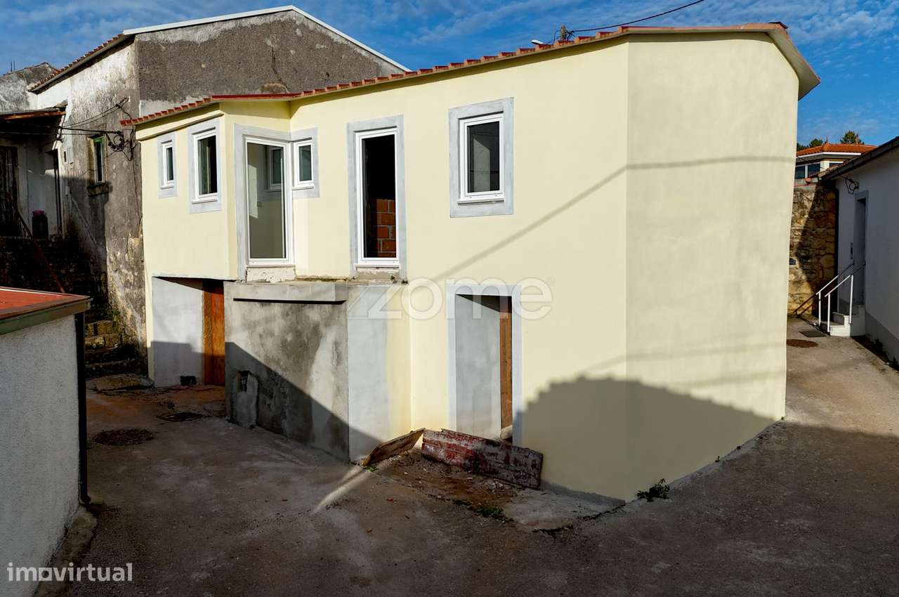 Moradia T3 Totalmente Remodelada na Telhadela, Cernache - Grande imagem: 1/17