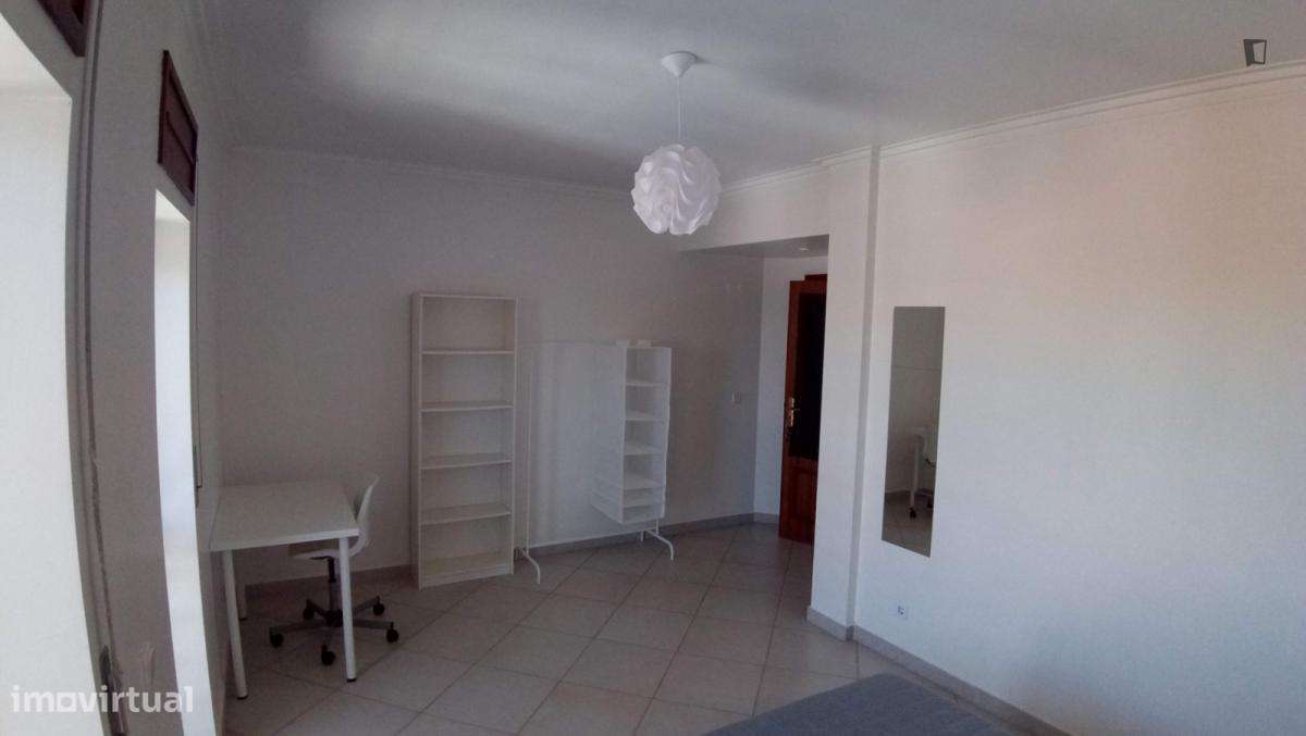 Quarto - localizado em Almada Lisbon - Grande imagem: 5/11