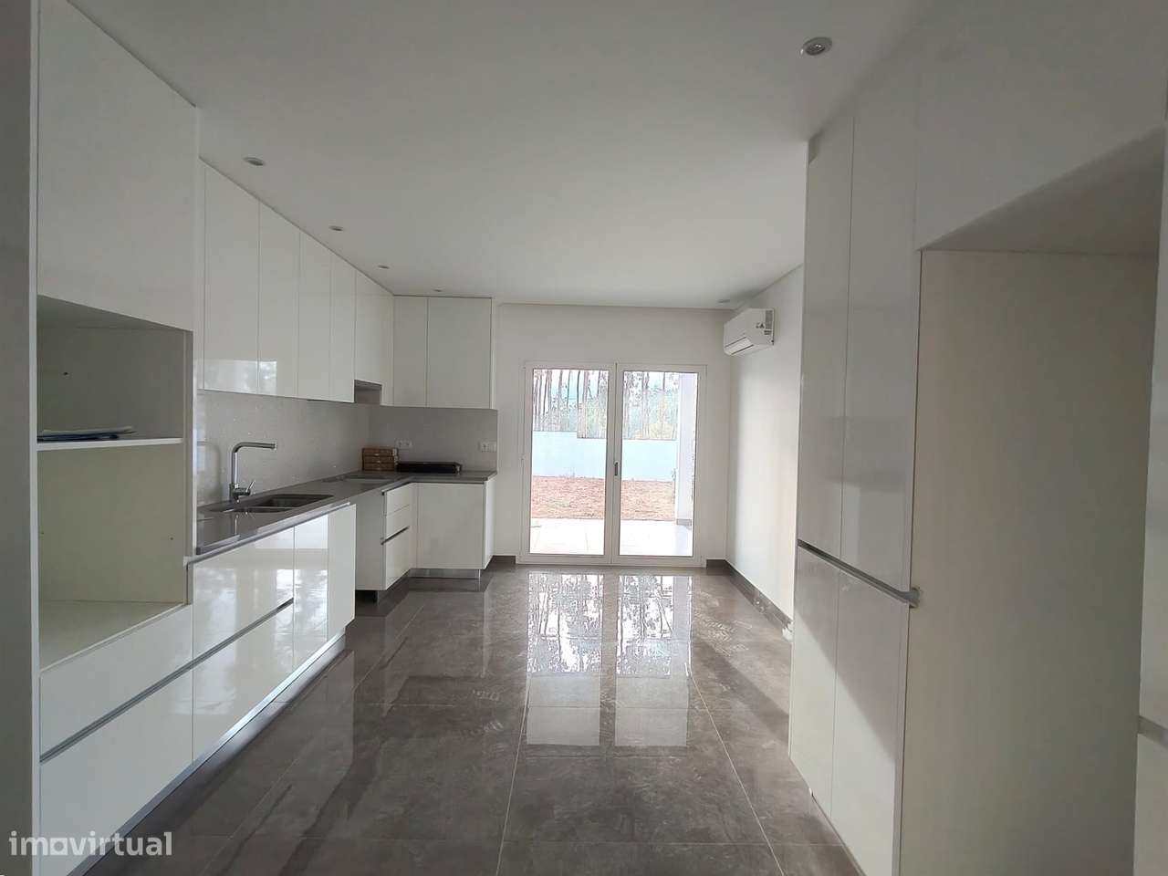 Moradia T3 / Nova / Terreno / Churrasqueira / Ar condicionado / Santa - Grande imagem: 4/19