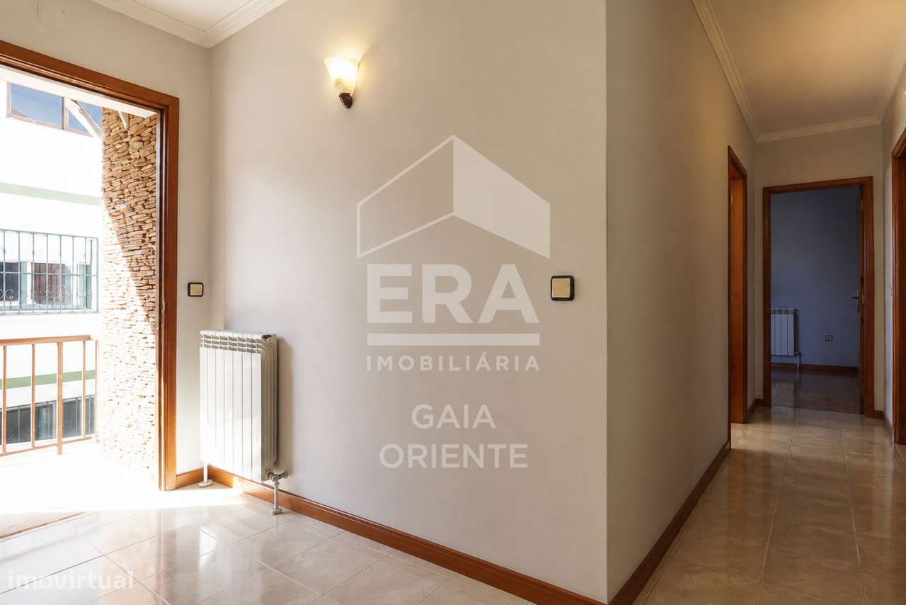 Moradia T4 Com Jardim e Garagem-15