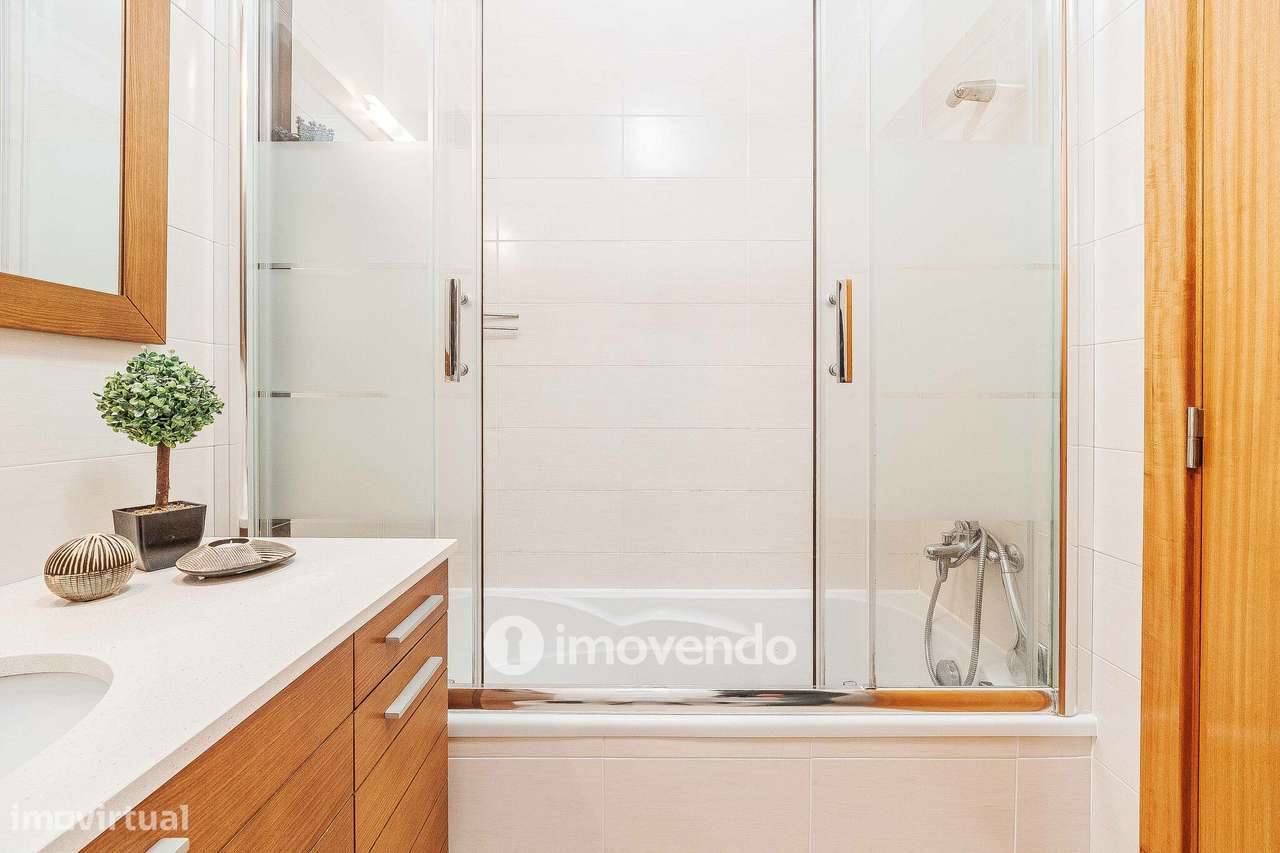 Apartamento T2, com estacionamento e arrecadação, em Vialonga-32