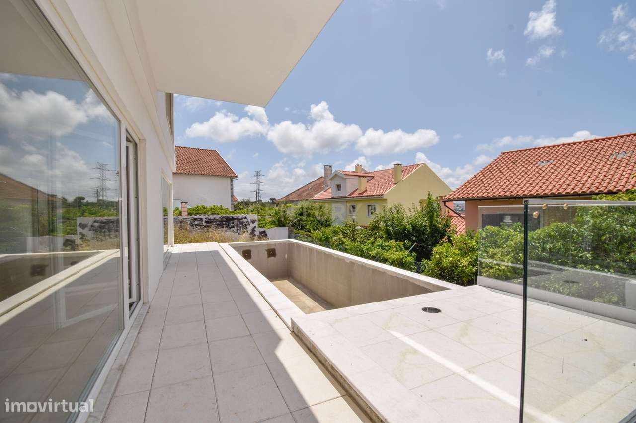 Moradia T4 de Arquitetura Moderna e Sustentável em Famões - Casal do R-34