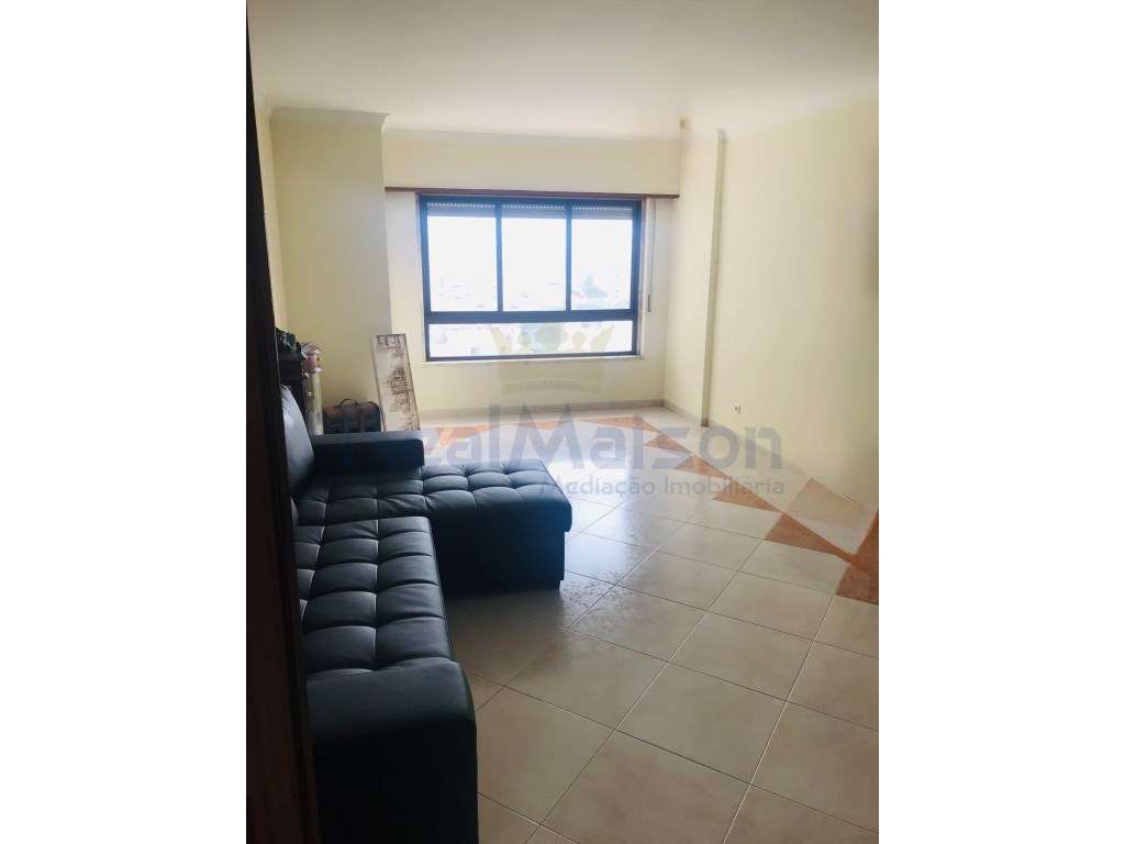 Vende-se Apartamento T3 c/ Box/Garagem - Mem Martins-1