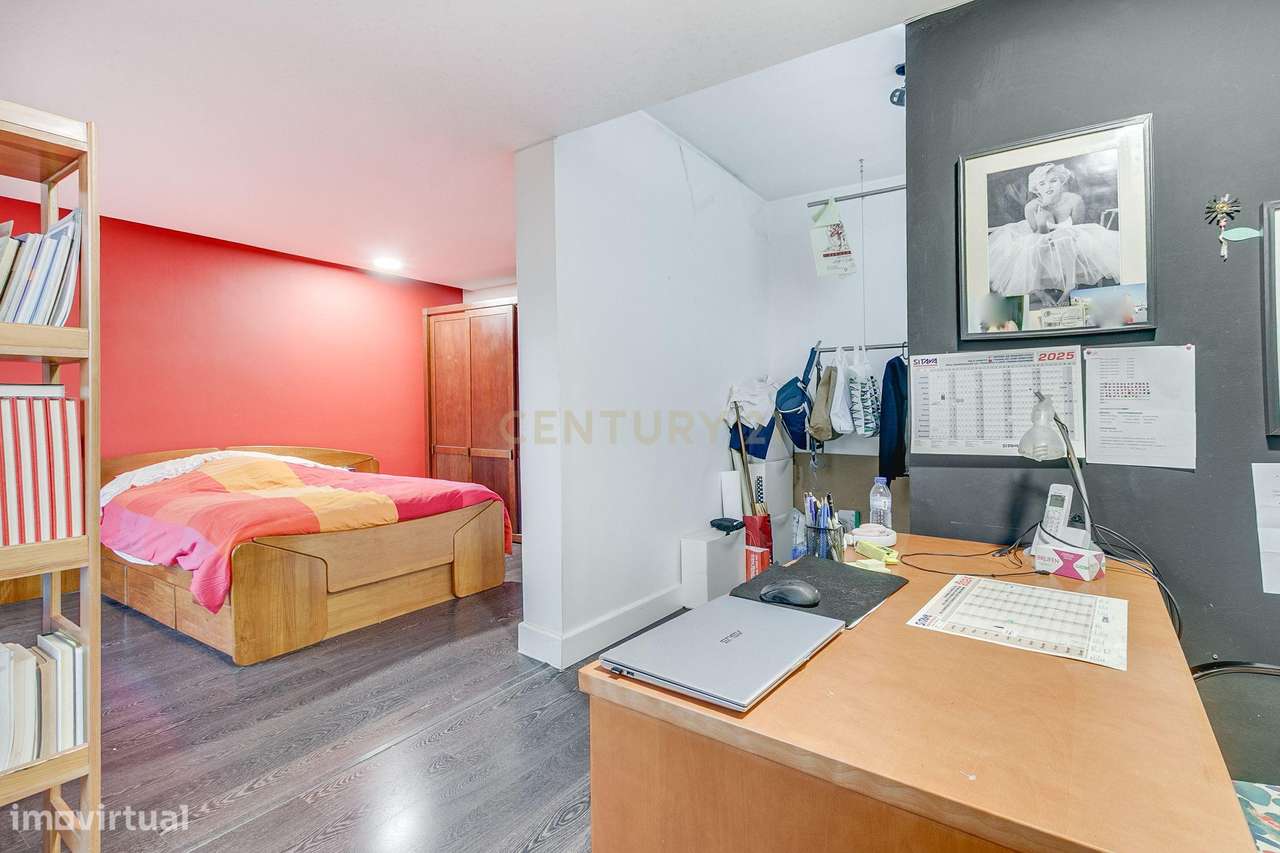 Espaçoso apartamento T4 transformado em T3-12