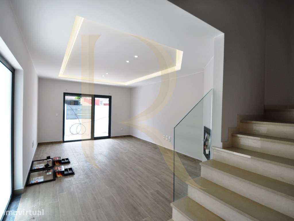 Moradia geminada nova T3 com garagem e terraço na Quinta do Conde-6