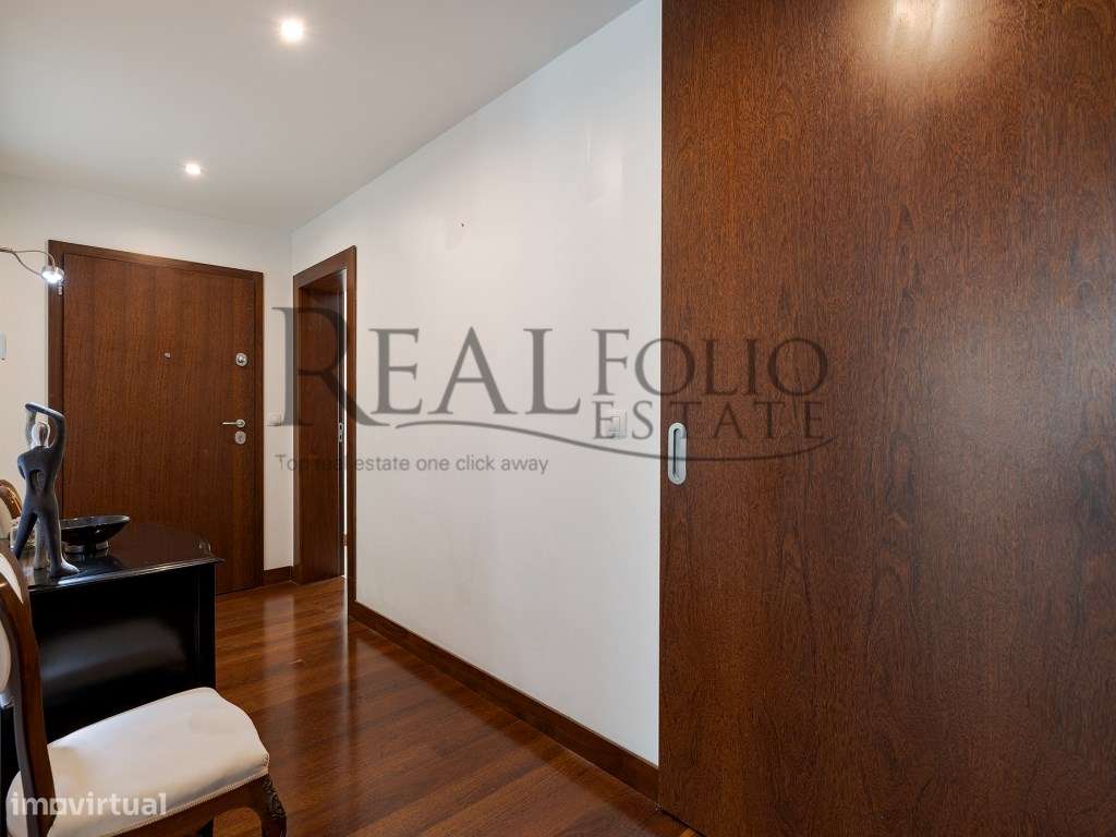 Apartamento T2 Mobilado, com 2 estacionamentos e arrecadação - Grande imagem: 3/27