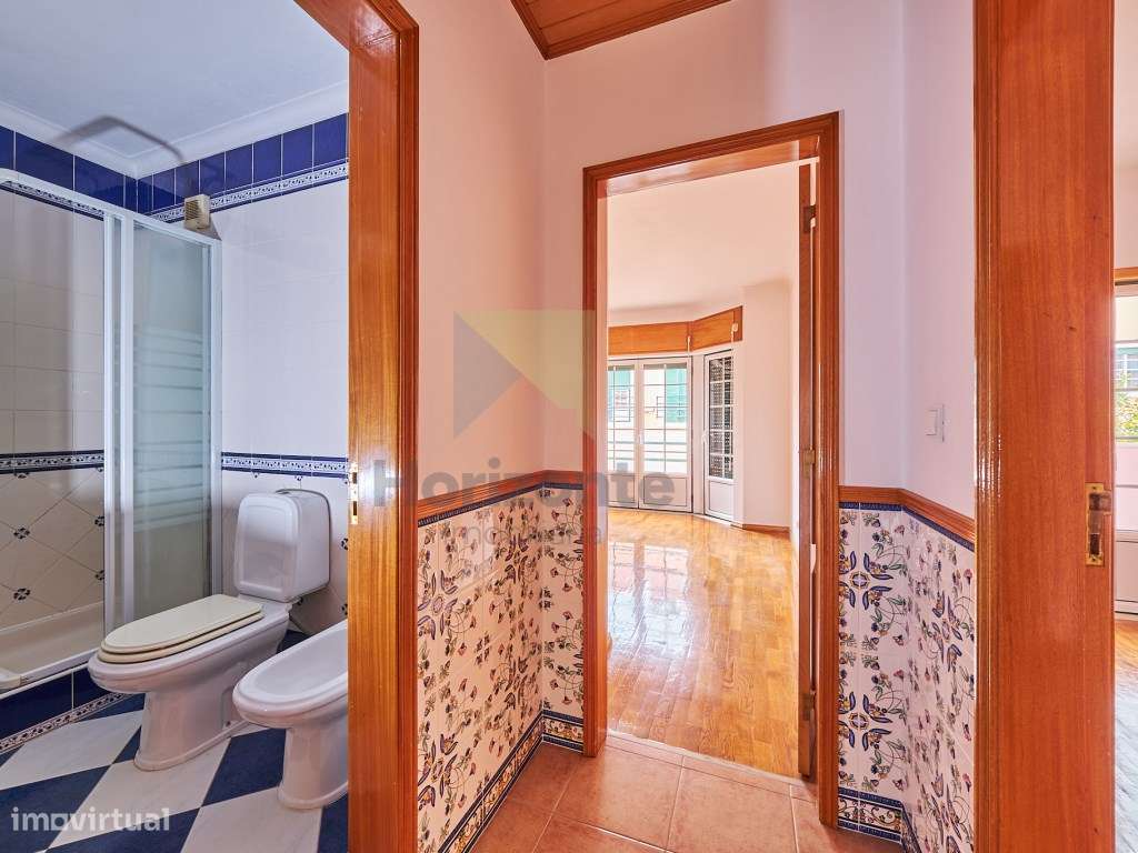 Moradia T4 com Excelente Localização-13