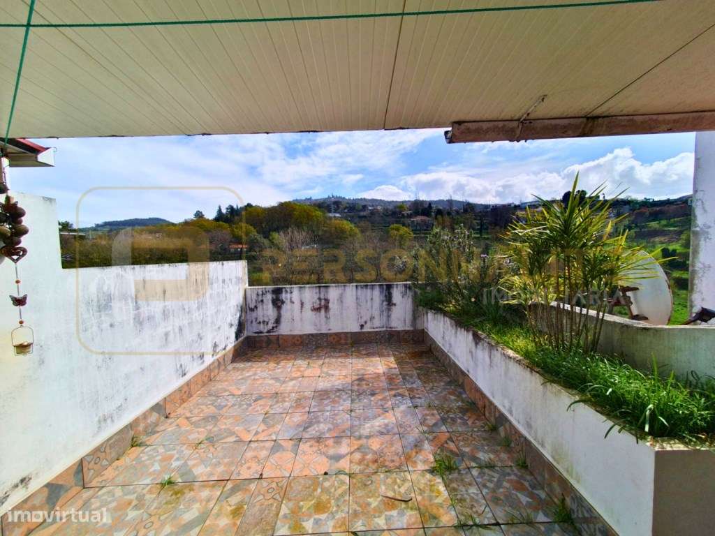 Apt. Duplex T4 + T3 c/ terraço e vistas sobre a Penha - Grande imagem: 3/12