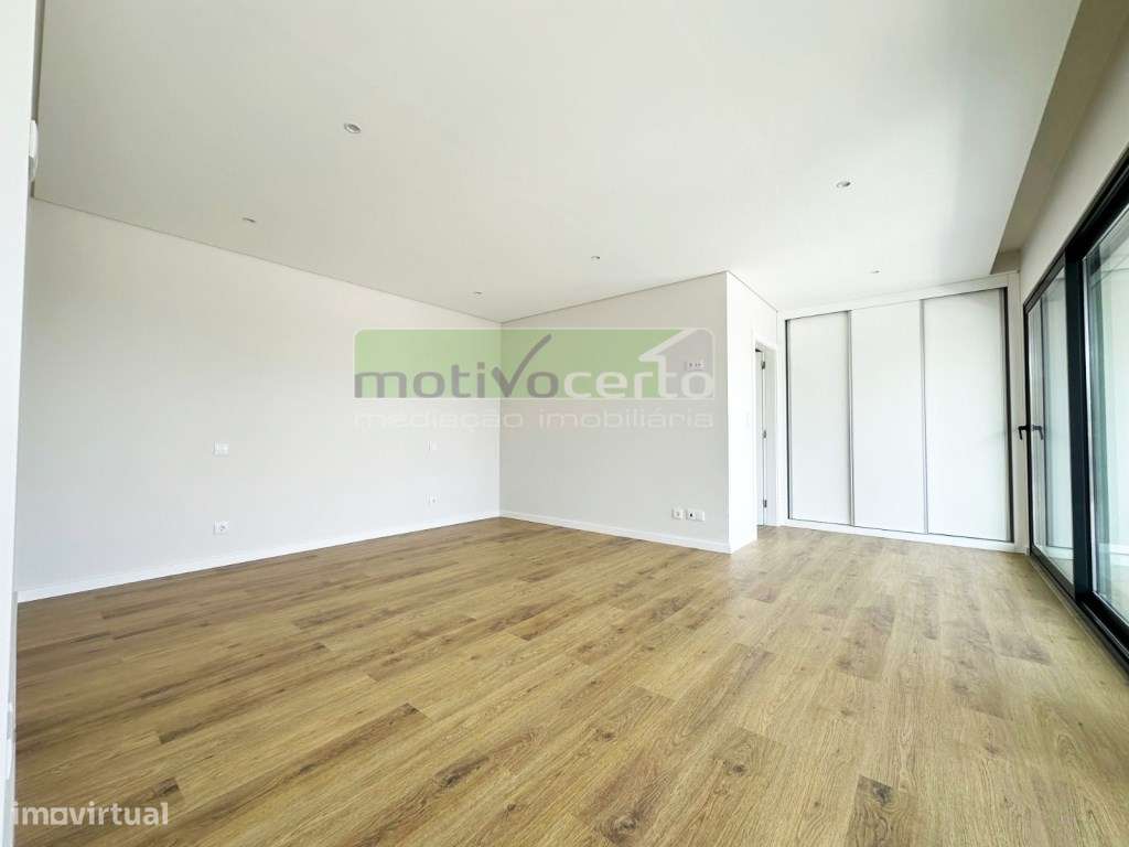 Moradia T3 Nova com Piscina e Garagem. Viva com Conforto em Leceia,...-9