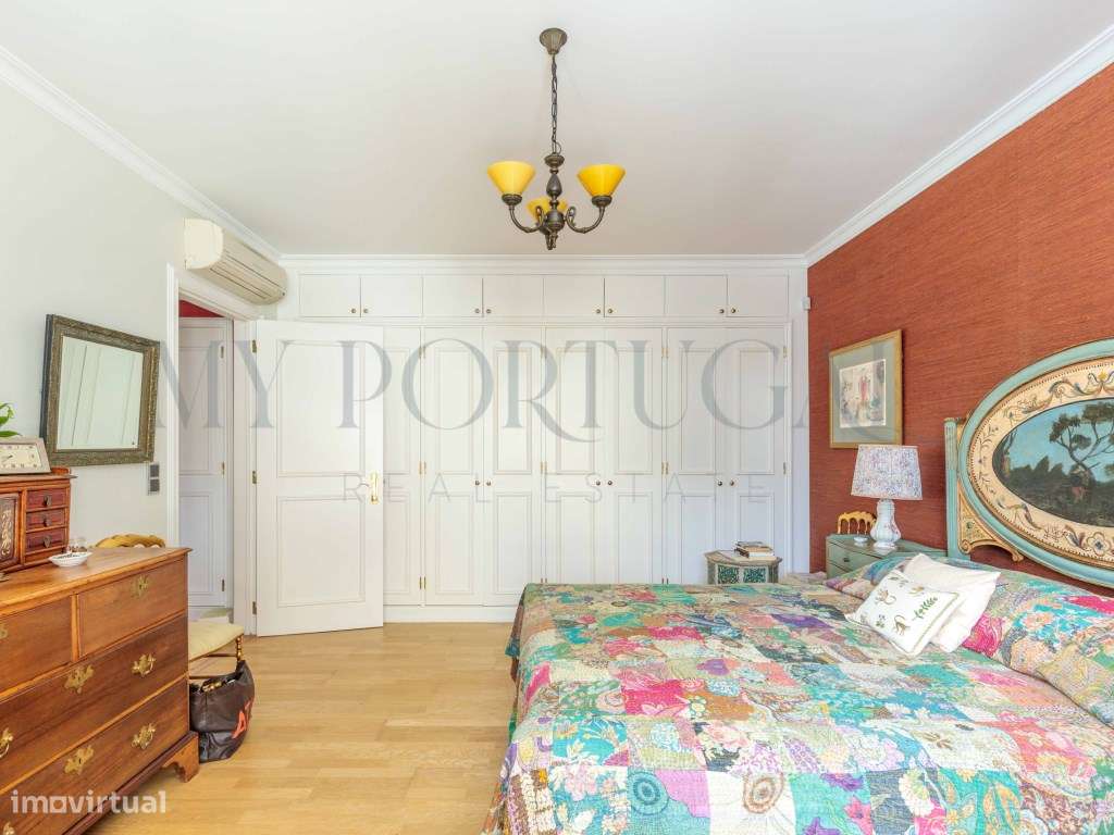 Elegância e História no Estoril: T2 com Vista Piscina no Condomínio...-8