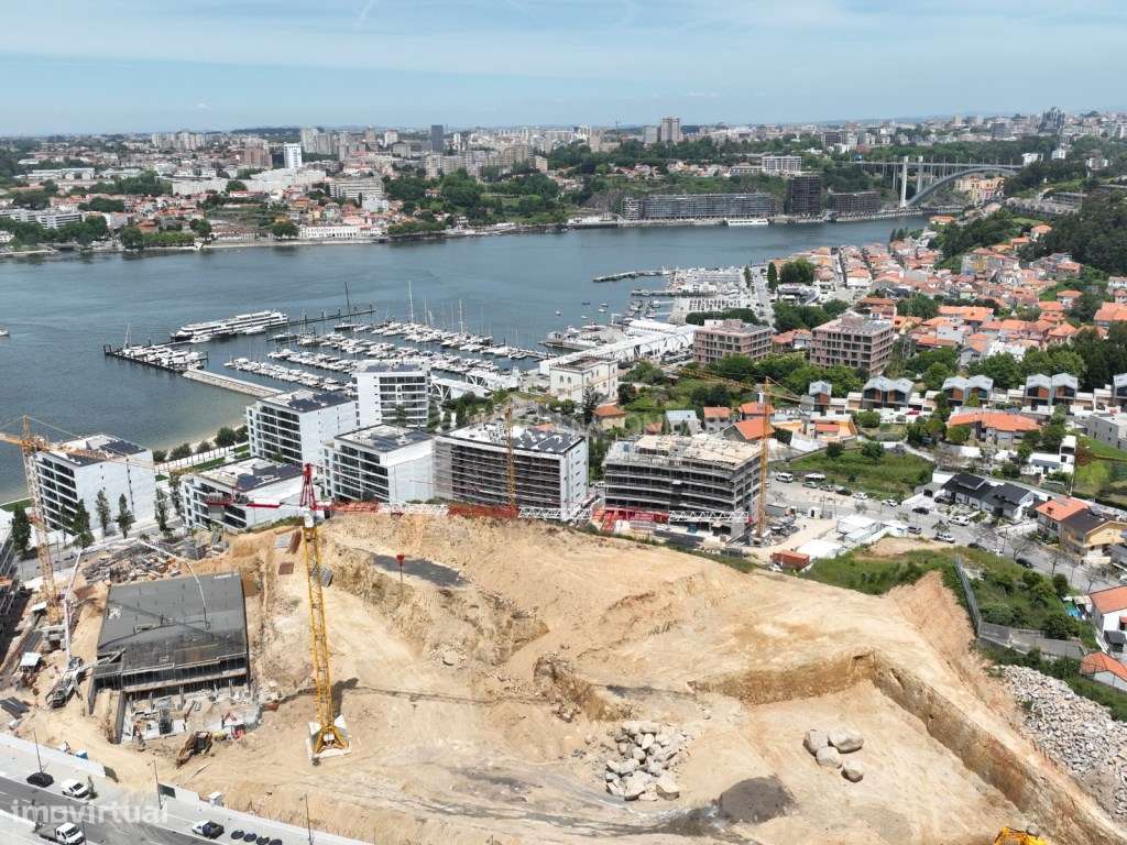 Apartamento T4 com 2 lugares de parqueamento e arrecadação.-31