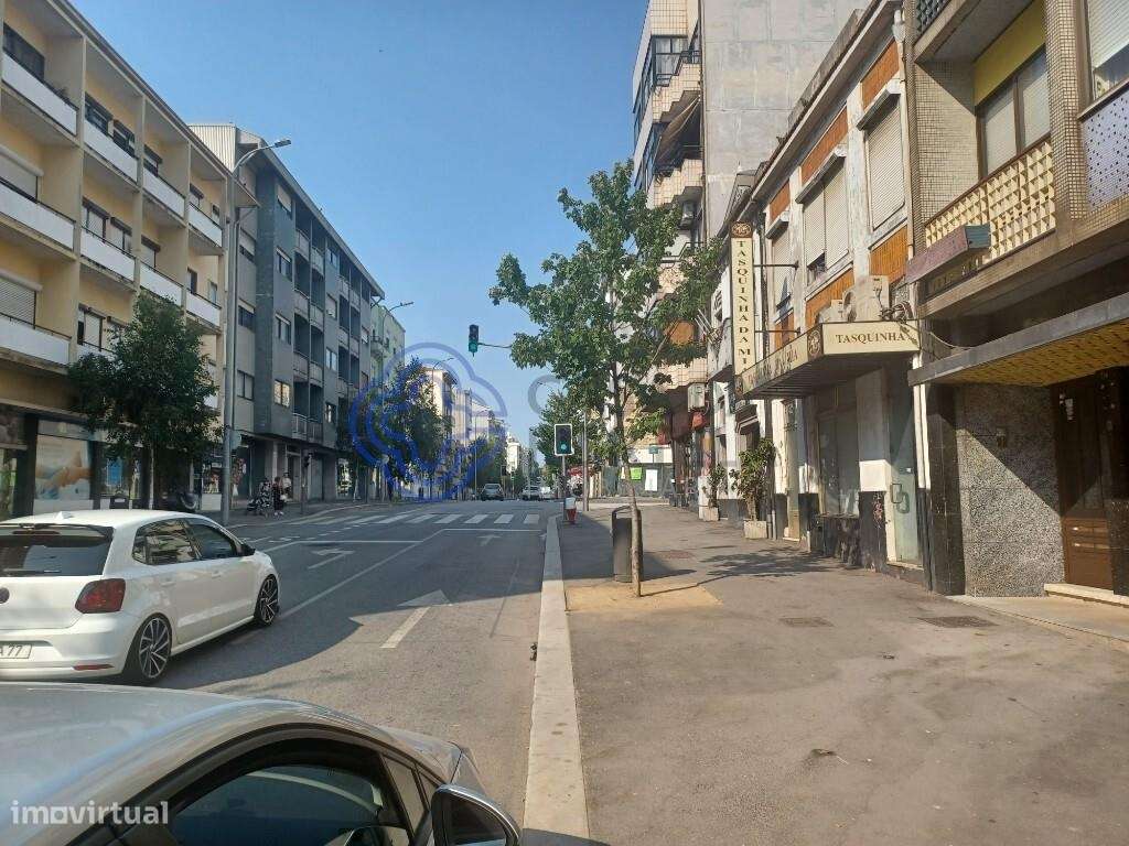 Prédio composto por dois comércios e um apartamento T4 - Grande imagem: 4/37