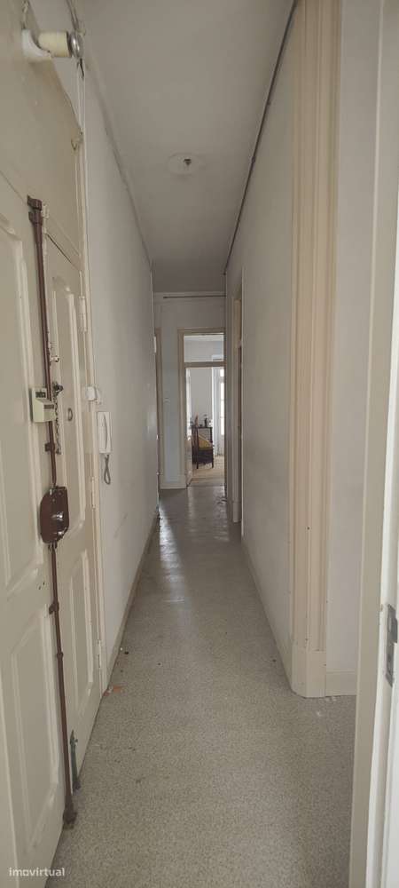 Apartamento T3 com varanda em Avenidas Novas, para remodelação total.-22