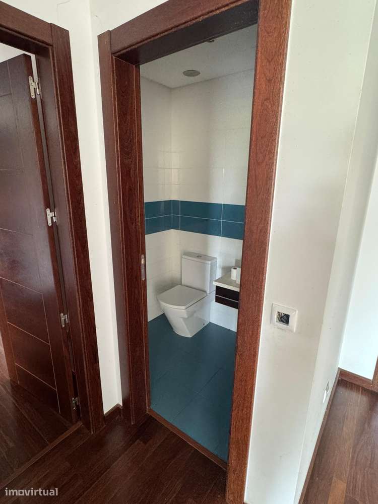 T4 com varanda, garagem e acessibilidade, 195m²-33