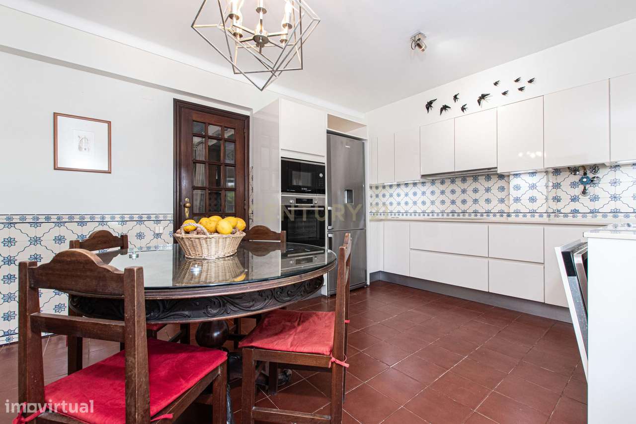 T4 +1 com jardim, piscina e garagem-12