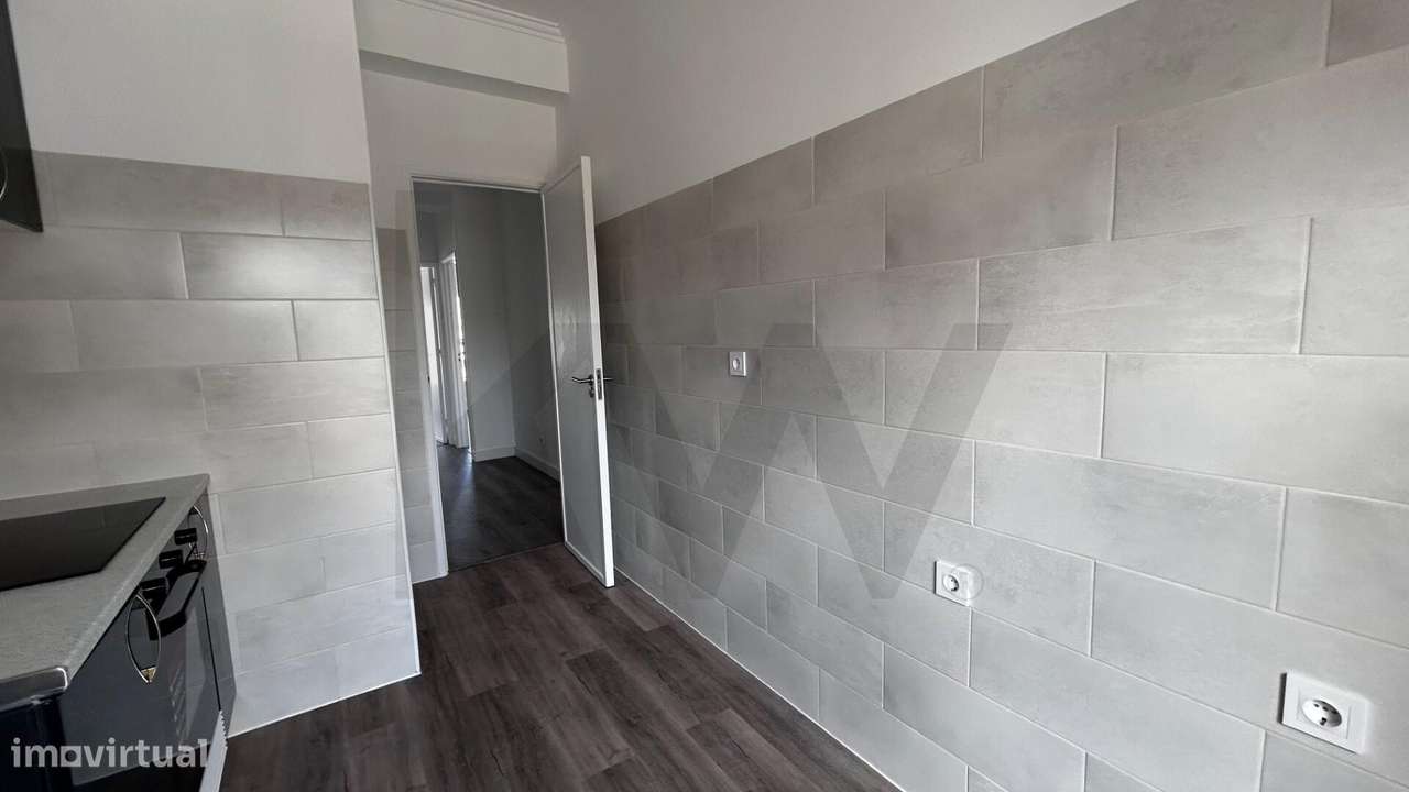 Apartamento T2 remodelado, com varanda e elevador, 5º Andar, Benfica, - Grande imagem: 4/27