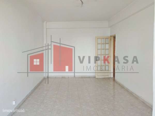 T2 em 1º andar, com arrecadação e elevador - Grande imagem: 4/27