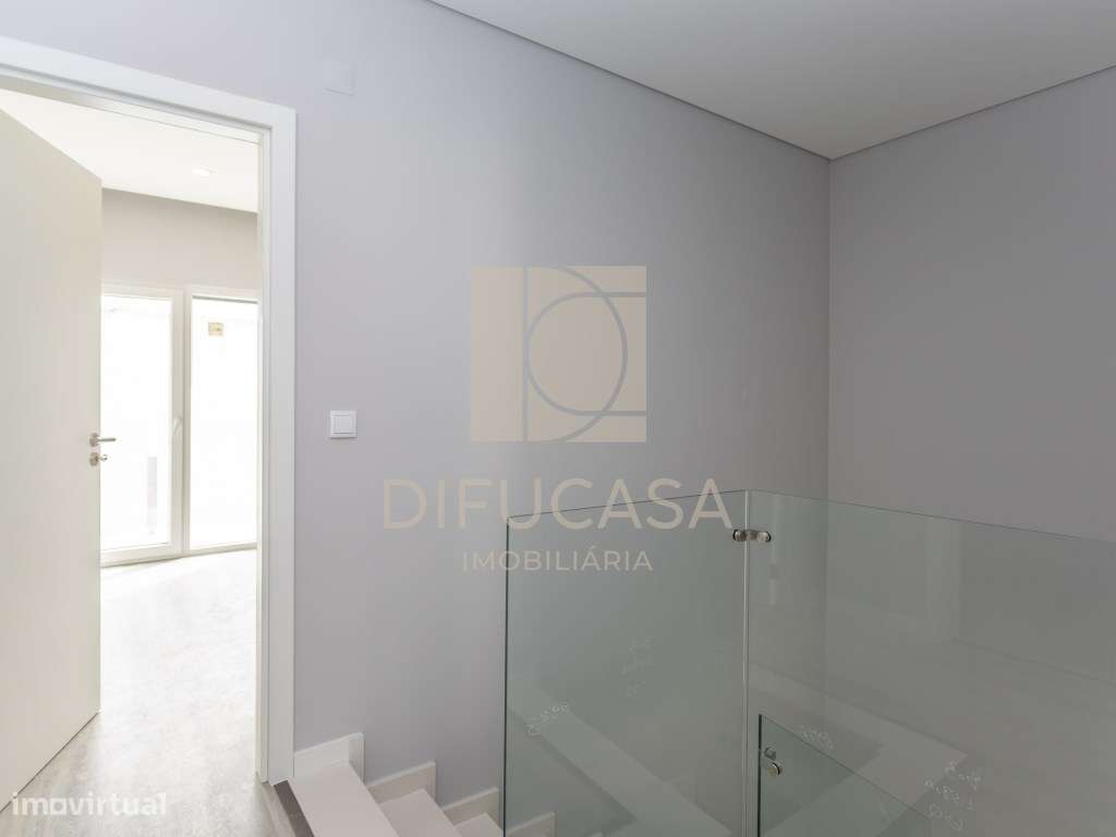 Moradia Com Garagem e Piscina Pronta a Habitar-20