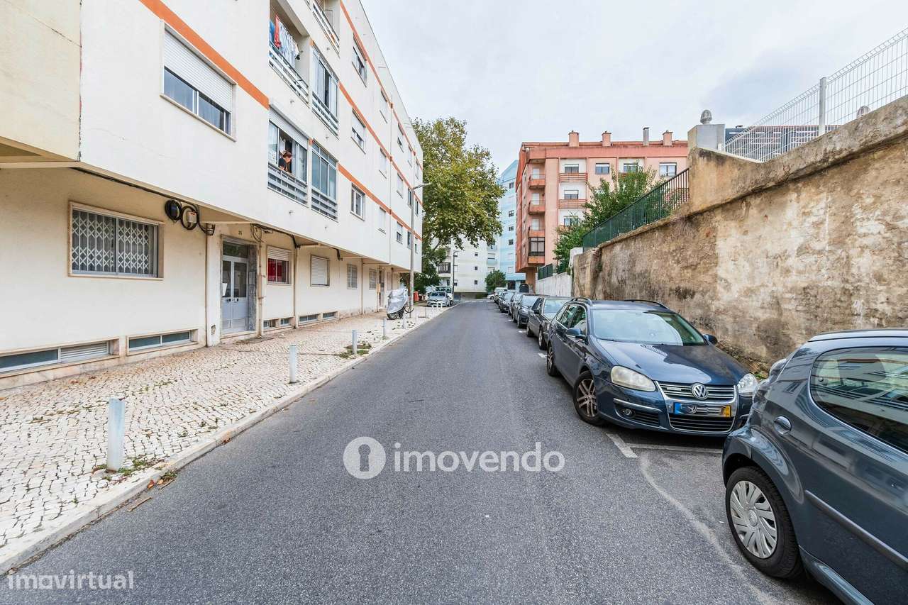 Apartamento T2 com arrecadação, em Agualva-38