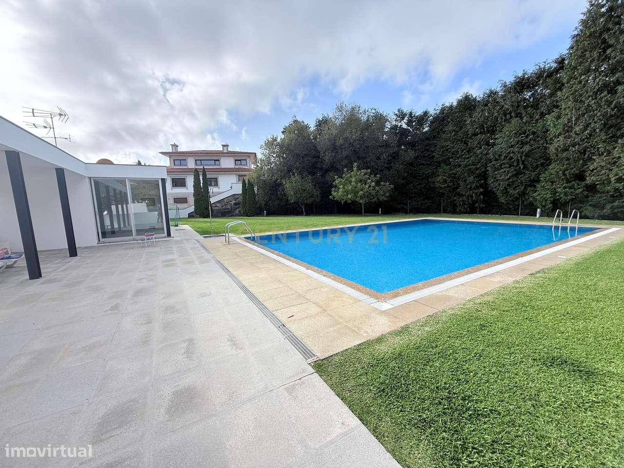 Moradia T3 com suite master, em condomínio de prestígio – Estrada Real-7