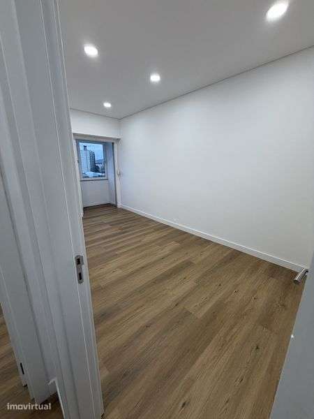 T2 totalmente remodelado em Águas Livres – 295.000 € - Grande imagem: 5/9