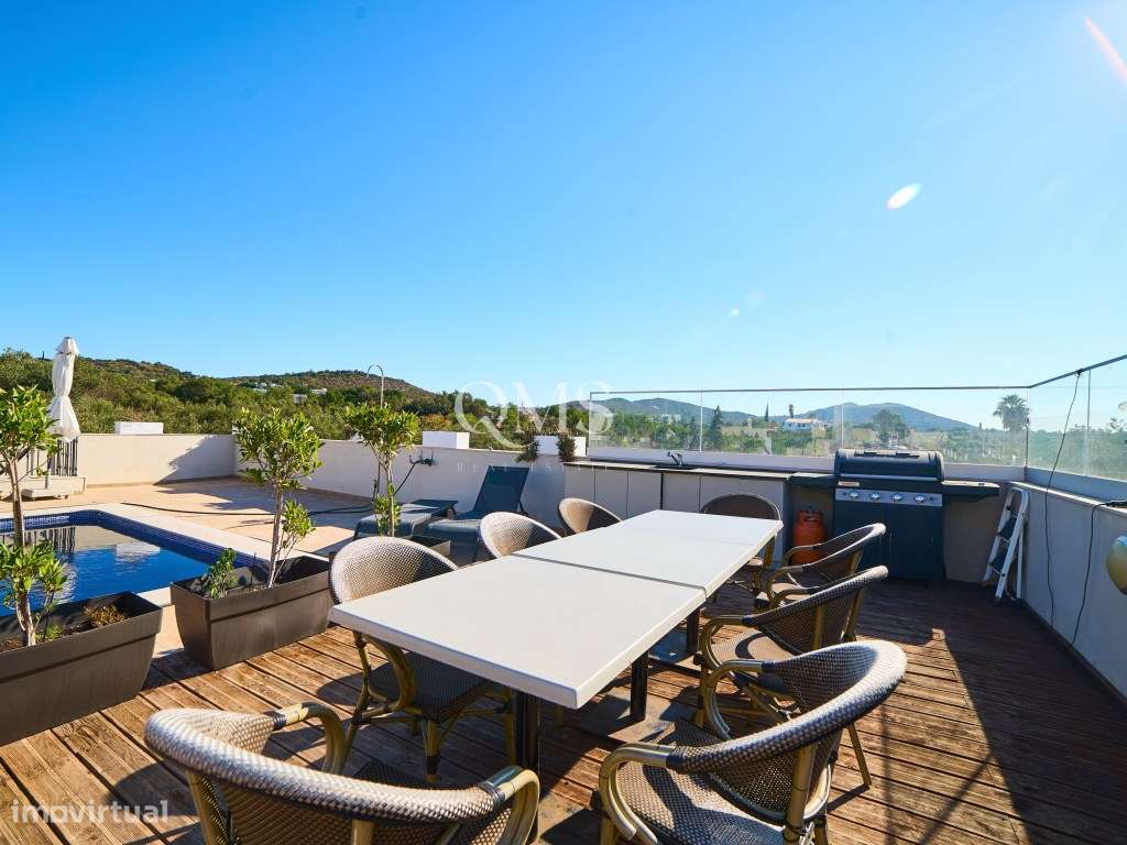 Duplex contemporâneo de três níveis em Santa Bárbara de Nexe, Algarve-35