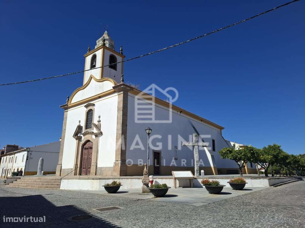Casa senhorial no Largo do Adro da Igreja, para recuperar em Alpalh... - Grande imagem: 2/42