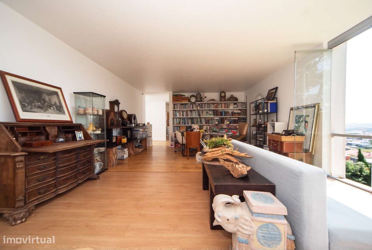 Moradia Contemporânea com Vista Mar e Piscina, Próxima da Beloura e Es-29