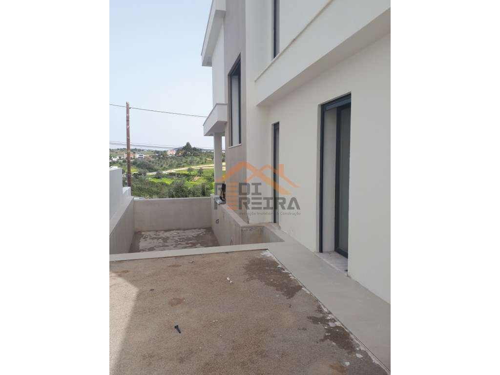 Situada em Santa Iria da Azóia, moradia T5 com piscina aquecida e r... - Grande imagem: 4/14