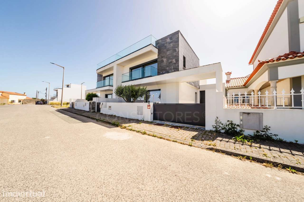 Moradia T3+2 Moderna com Vista Mar e Terraço Panorâmico-20