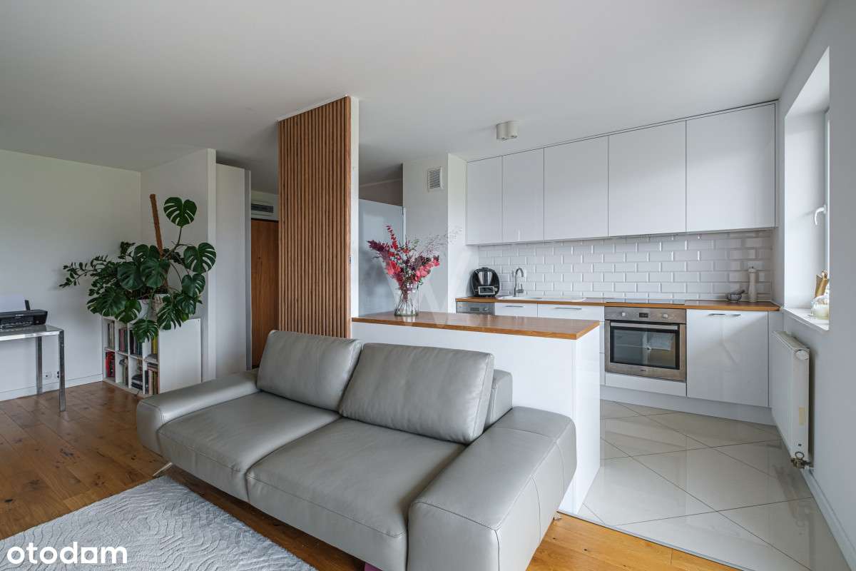 Przestronne, jasne wnętrze z miejscem i komórką.-0