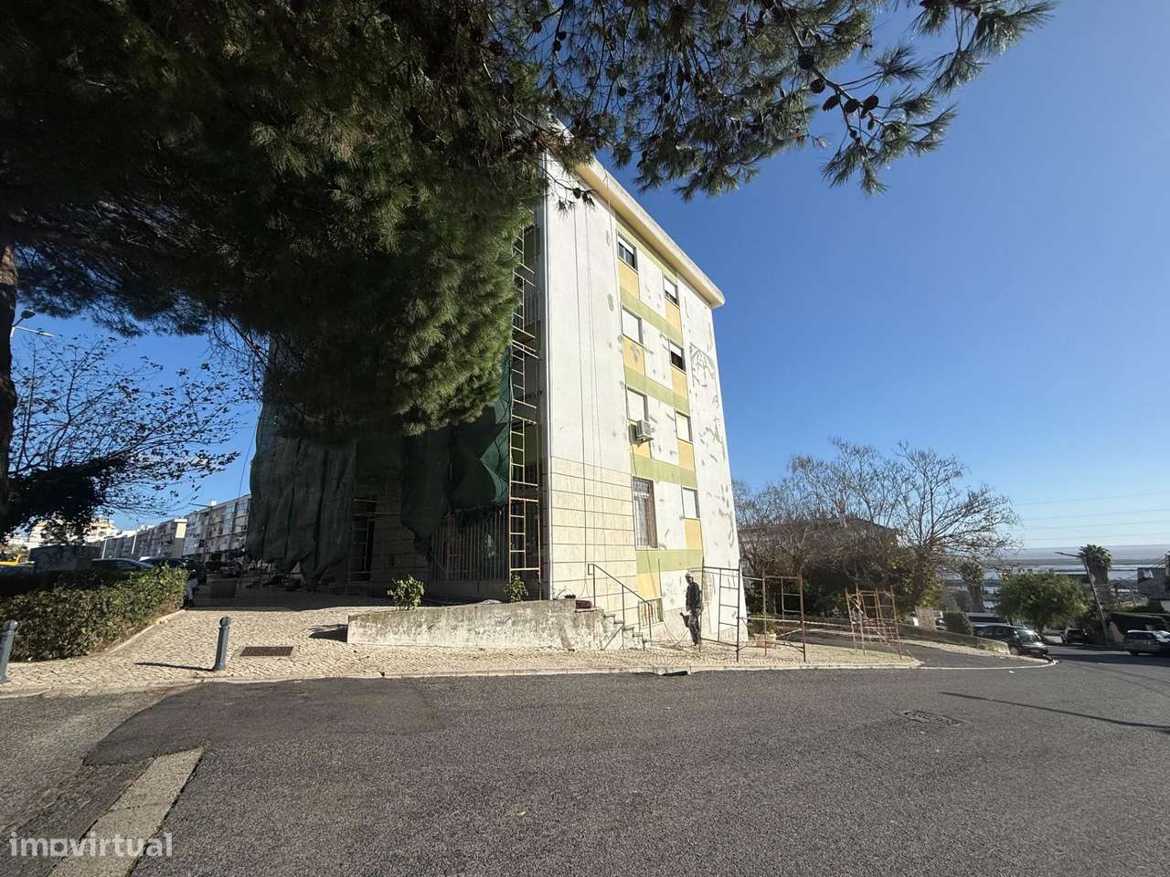 T2 em Santa Iria da Azóia c/ vista rio e arrecadação!-23