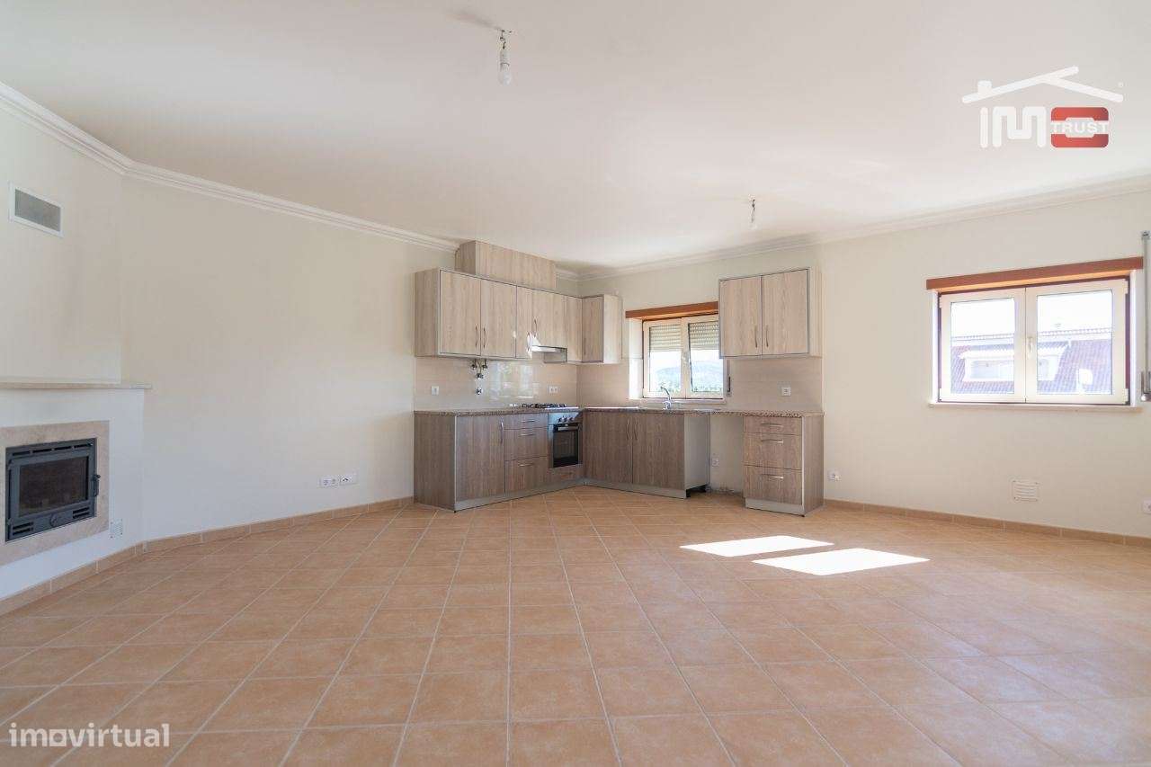 MORADIA T3  R/C E 1º ANDAR COZINHA SEMI EQUIPADA ENTRE FÁTIMA E OUR... - Grande imagem: 2/21