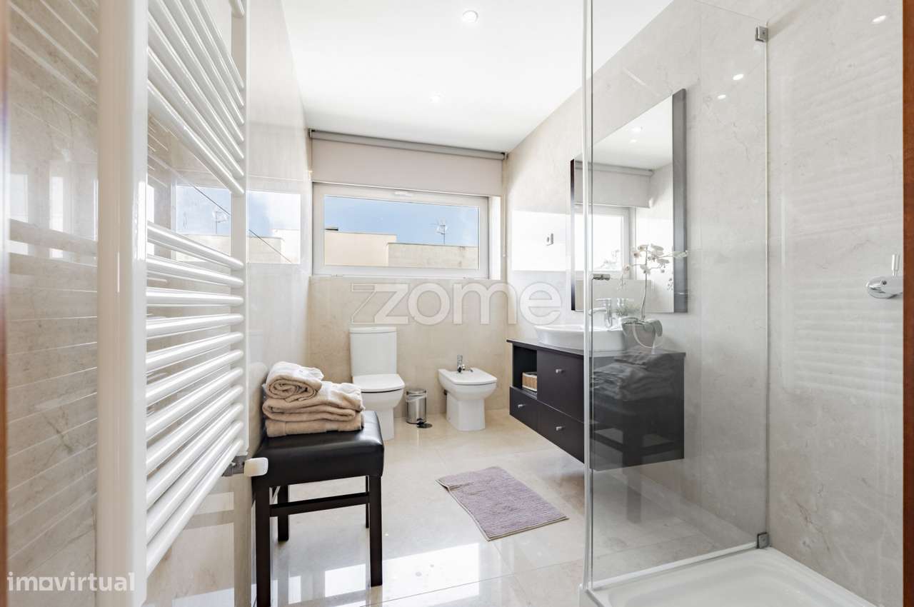 Moradia T5 com Piscina, 4 Suites e Garagem para 4 Carros em Esposende-48