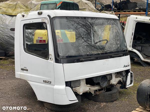 MERCEDES AXOR- KABINA DZIENNA BUDOWLANKA- części różne - 1