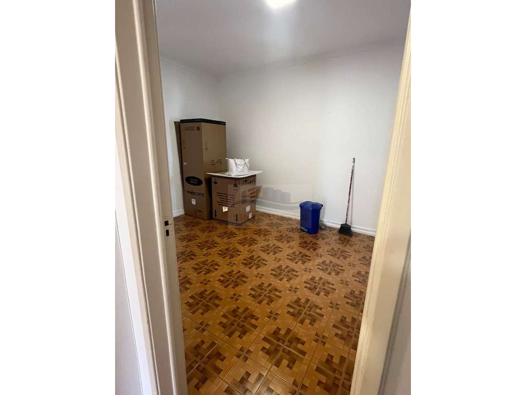 Apartamento T3 localizado na Damaia, em zona tranquila e de fácil a... - Grande imagem: 5/14