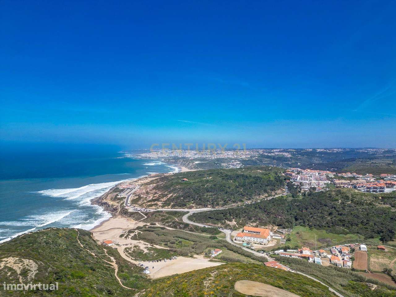 Moradia com Terreno Amplo e Vista Mar na Carvoeira-3