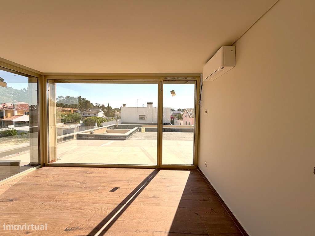 Exclusiva Moradia Isolada T4 com 3 Suítes, Piscina Privada e Garage...-11
