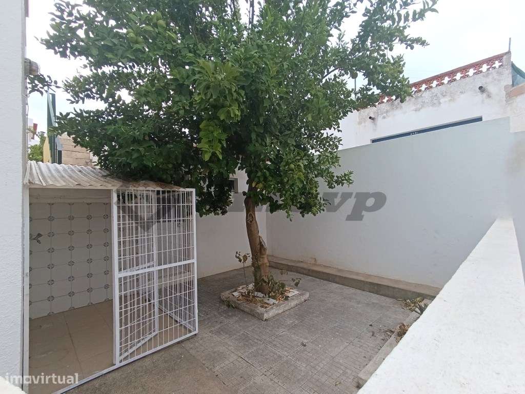 Andar de Moradia de características T2 na Vila de Castro Verde-18