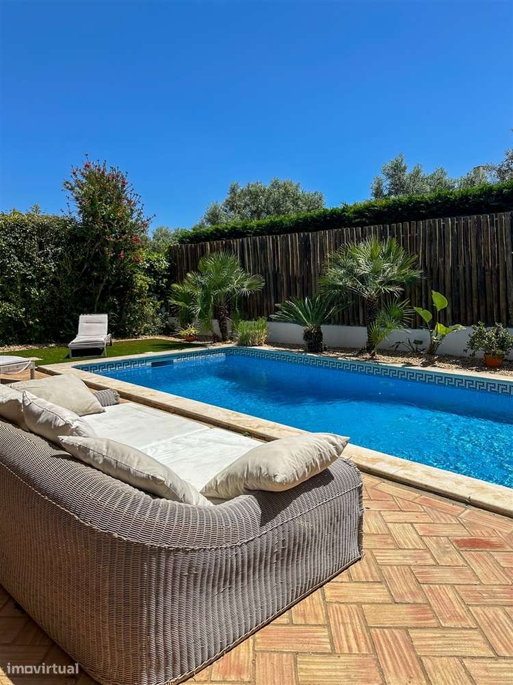 Moradia T5 com piscina e jardim a poucos metros da Praia do Alemão – A-2