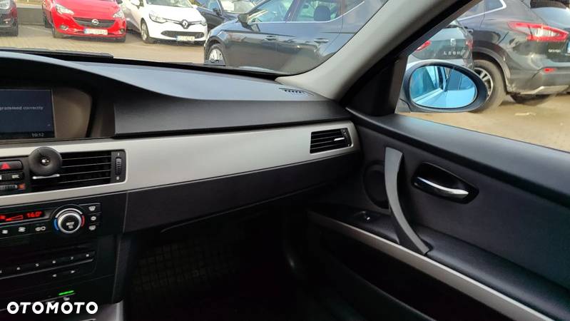 BMW Seria 3 320d DPF Touring - 17