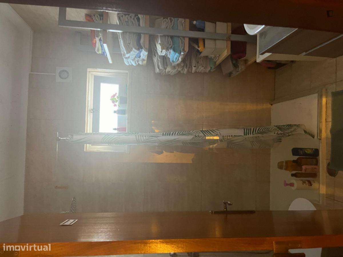 Quarto - localizado em Benfica Lisbon - Grande imagem: 4/10