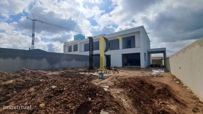 Moradia nova com piscina em Santa Maria de Lamas-1