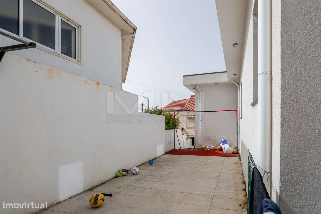 Moradia T4 de 4 Frentes: Elegância e Versatilidade a 2km do Freixo-35