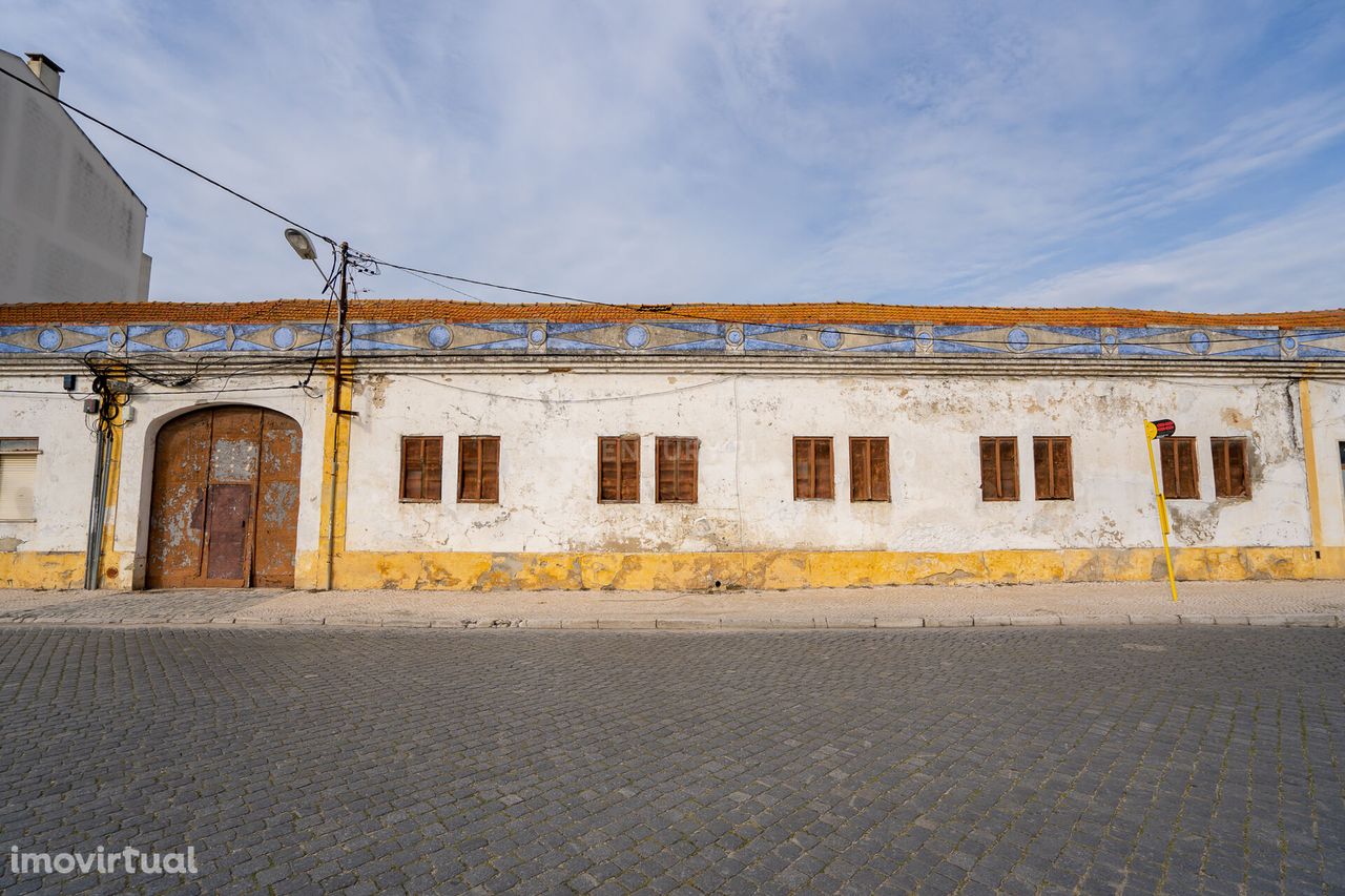 Terreno urbano com Edifício no Montijo para Habitação de 2432 m2